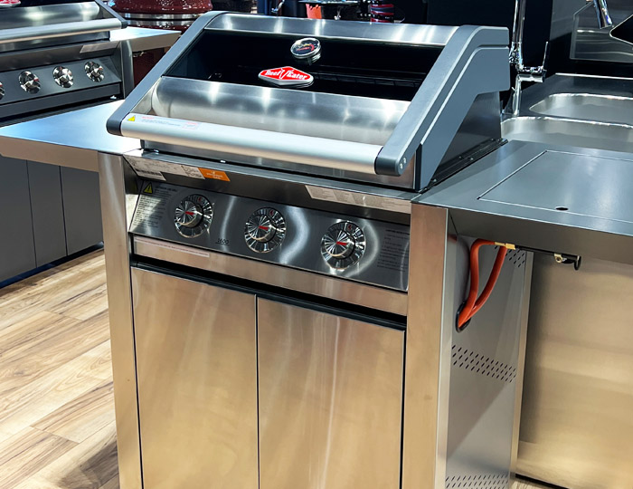 BeefEater plinski roštilj 1600 Dark Grey 4 gorionika Grill Centr Beograd