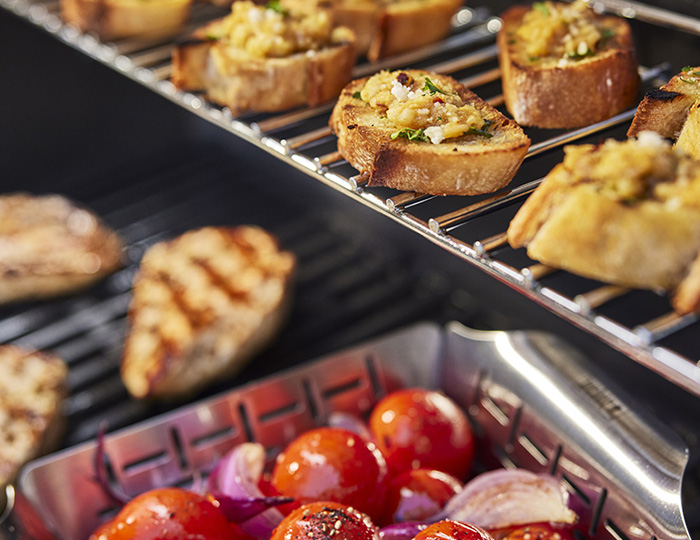 Weber plinskli roštilj Genesis E-415 crni Grill Centr